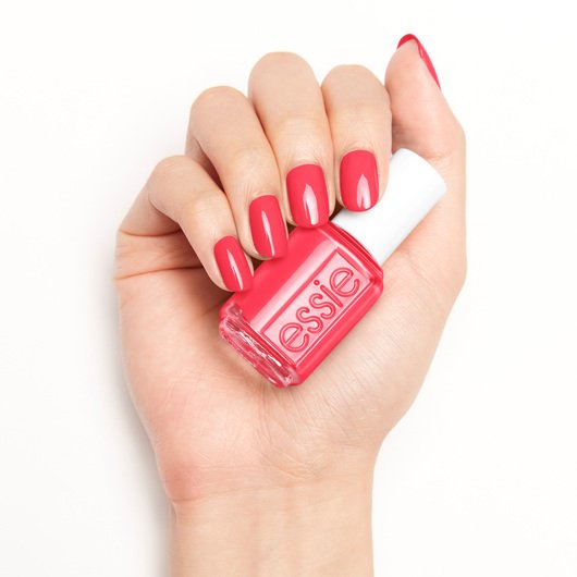 ESSIE-enamel-cute-as-a-button-Hand-1-530