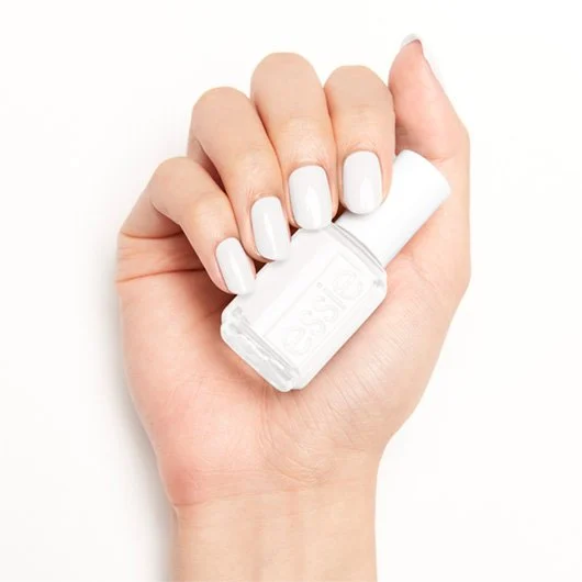essie-enamel-blanc-hand-1-530